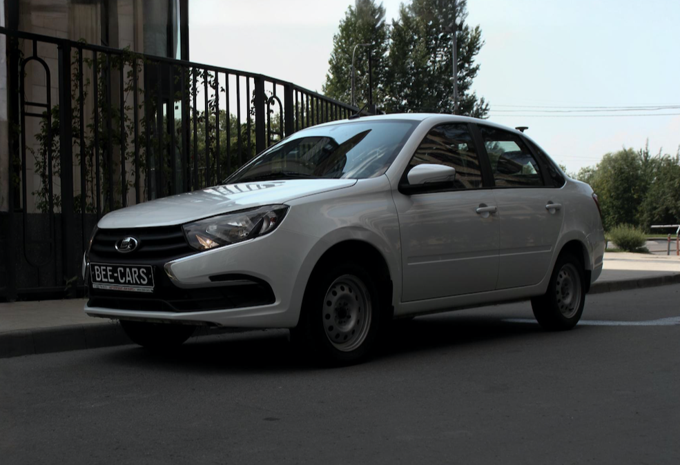 Аренда lada granta эконом класса 2024 года в городе Москва Славянский бульвар от 2600 руб./сутки, передний привод, каско (Мультидрайв), ОСАГО (Мультидрайв), без водителя, недорого - RentRide