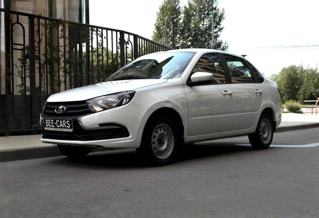 Аренда lada granta эконом класса 2024 года в городе Москва Славянский бульвар от 1900 руб./сутки, передний привод, каско (Мультидрайв), ОСАГО (Мультидрайв), без водителя, недорого - RentRide