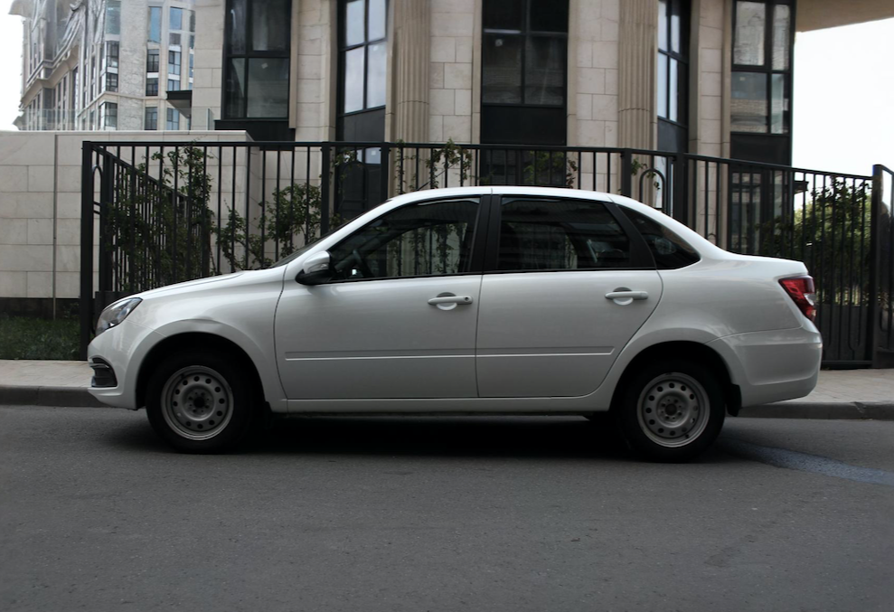 Аренда lada granta эконом класса 2024 года в городе Москва Славянский бульвар от 2600 руб./сутки, передний привод, каско (Мультидрайв), ОСАГО (Мультидрайв), без водителя, недорого, вид 5 - RentRide