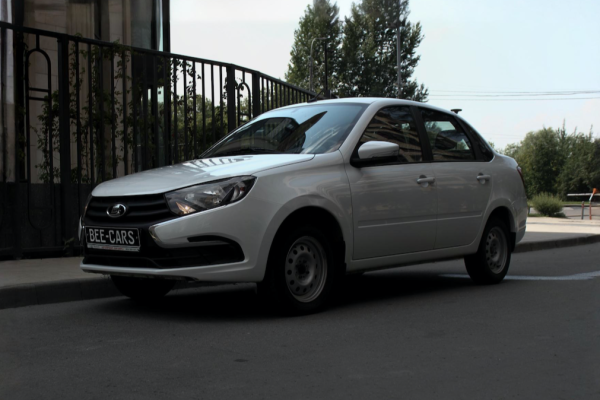 Прокат авто lada granta эконом класса 2024 года в городе Москва Славянский бульвар от 2600 руб./сутки, передний привод, каско (Мультидрайв), ОСАГО (Мультидрайв), без водителя, недорого - RentRide