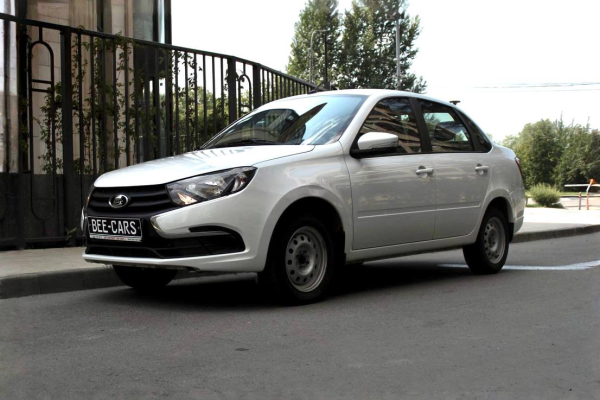 Прокат авто lada granta эконом класса 2024 года в городе Москва Славянский бульвар от 2600 руб./сутки, передний привод, каско (Мультидрайв), ОСАГО (Мультидрайв), без водителя, недорого - RentRide