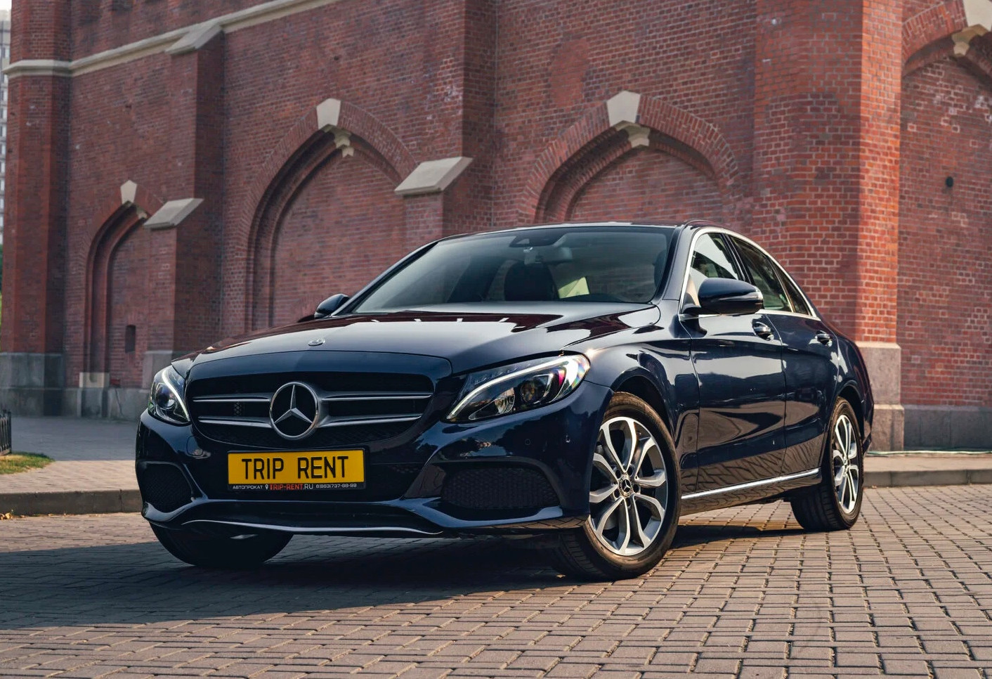 Аренда mercedes-benz c-klass бизнес класса 2018 года в городе Москва от 5592 руб./сутки, задний привод, двигатель: бензин, объем 1.6 литров, без водителя, недорого - RentRide