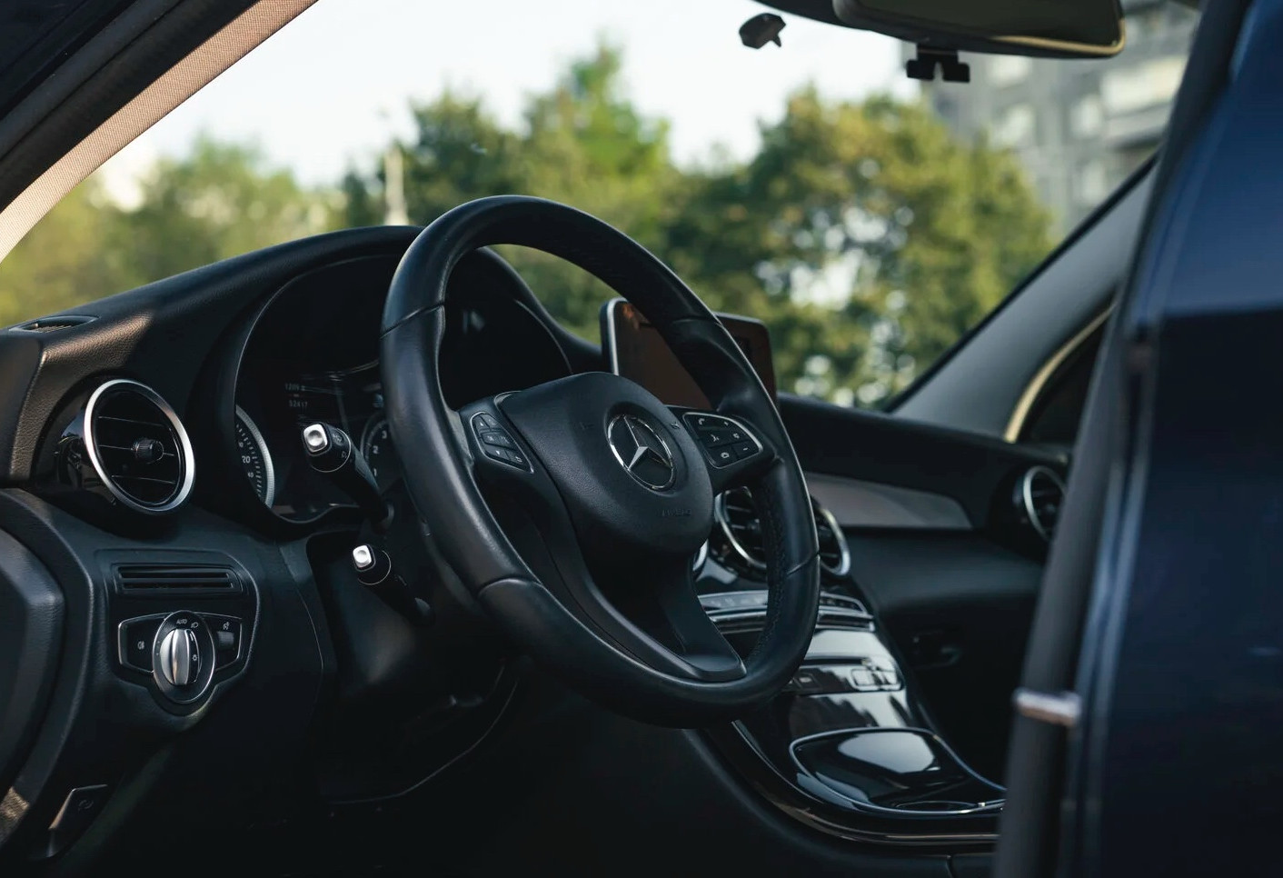Аренда mercedes-benz c-klass бизнес класса 2018 года в городе Москва от 5592 руб./сутки, задний привод, двигатель: бензин, объем 1.6 литров, без водителя, недорого, вид 3 - RentRide