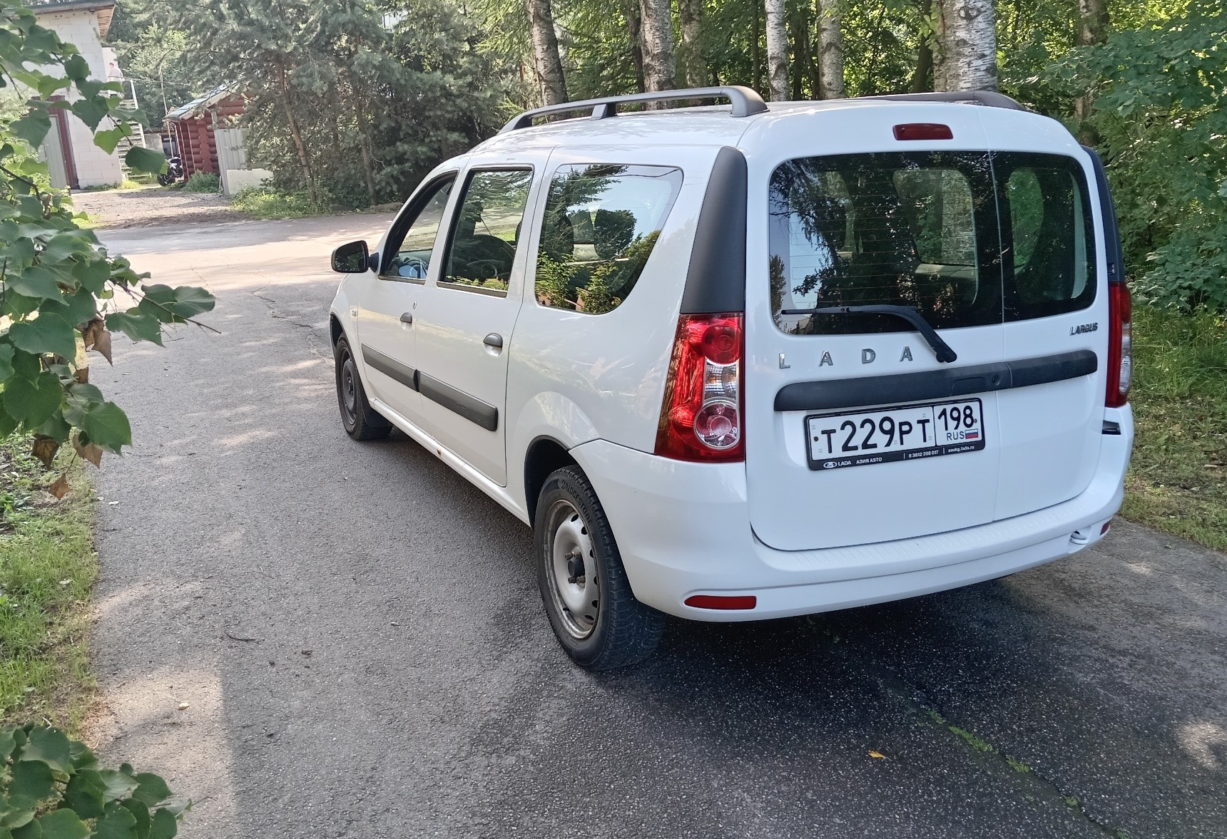 Аренда lada largus эконом класса 2020 года в городе Москва Старая Деревня от 2400 руб./сутки, передний привод, двигатель: бензин, объем 1.6 литров, ОСАГО (Впишу в полис), без водителя, недорого, вид 2 - RentRide