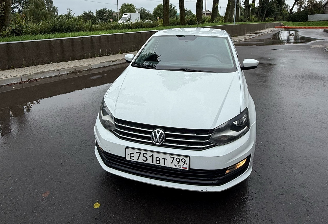 Аренда volkswagen polo эконом класса 2017 года в городе Москва Алтуфьево от 2400 руб./сутки, передний привод, двигатель: бензин, объем 1.6 литров, ОСАГО (Мультидрайв), без водителя, недорого - RentRide