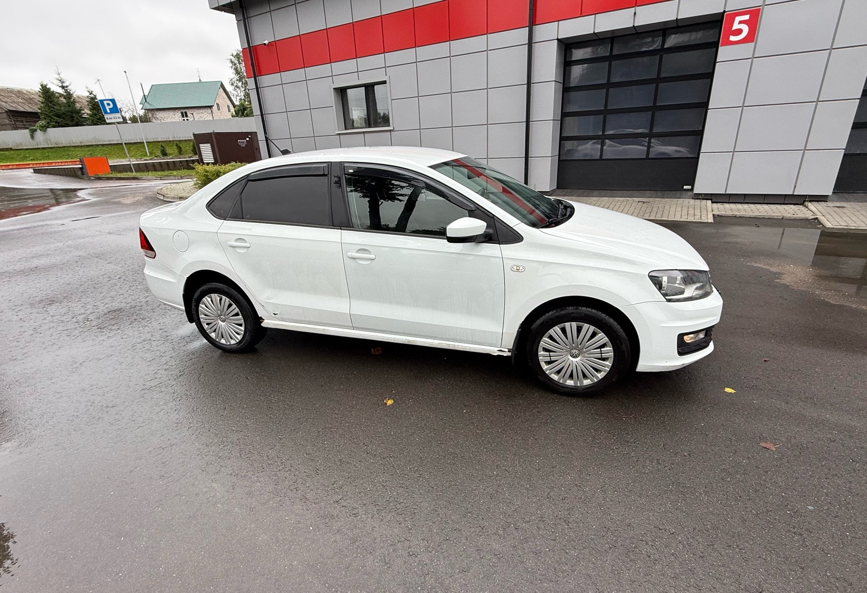 Аренда volkswagen polo эконом класса 2017 года в городе Москва Алтуфьево от 2400 руб./сутки, передний привод, двигатель: бензин, объем 1.6 литров, ОСАГО (Мультидрайв), без водителя, недорого, вид 3 - RentRide
