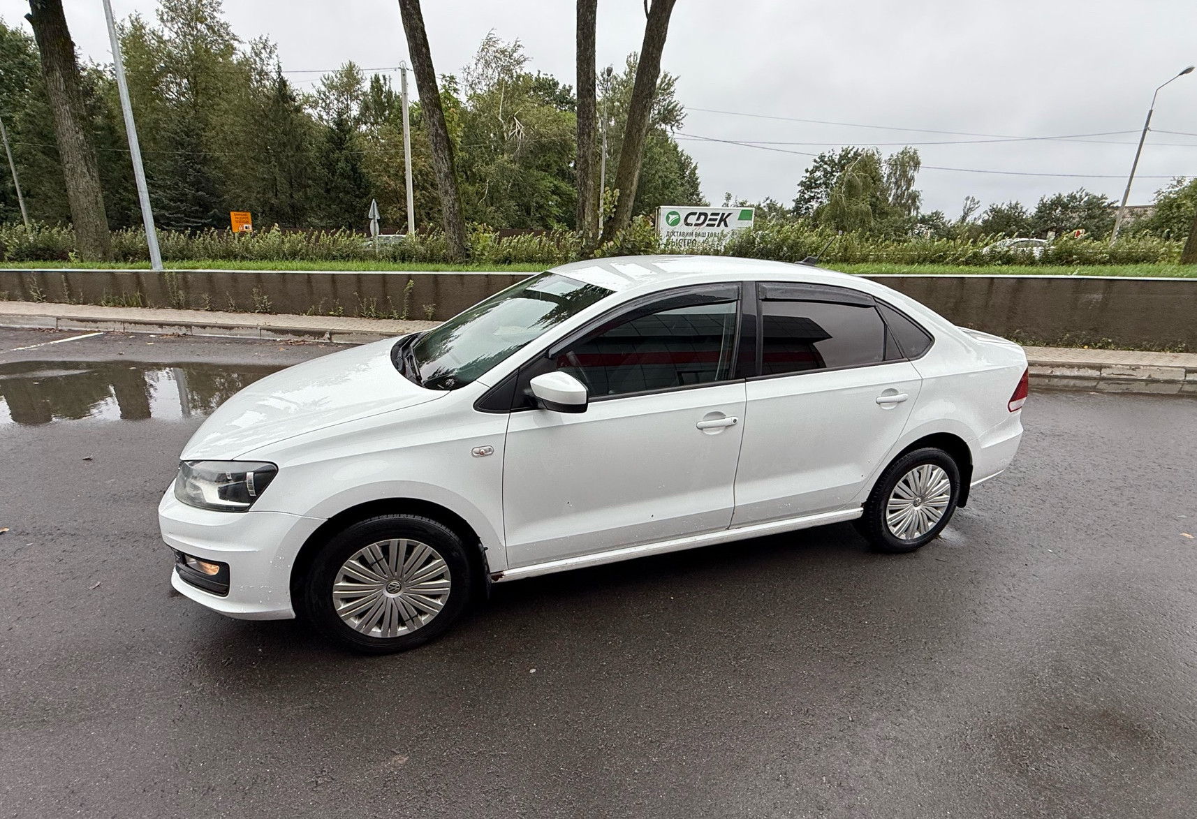 Аренда volkswagen polo эконом класса 2017 года в городе Москва Алтуфьево от 2400 руб./сутки, передний привод, двигатель: бензин, объем 1.6 литров, ОСАГО (Мультидрайв), без водителя, недорого, вид 2 - RentRide