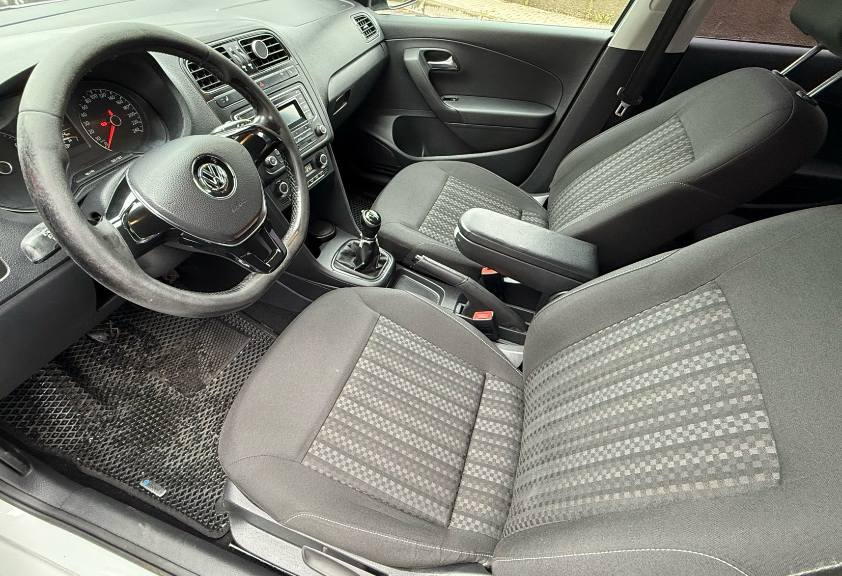 Аренда volkswagen polo эконом класса 2017 года в городе Москва Алтуфьево от 2400 руб./сутки, передний привод, двигатель: бензин, объем 1.6 литров, ОСАГО (Мультидрайв), без водителя, недорого, вид 6 - RentRide
