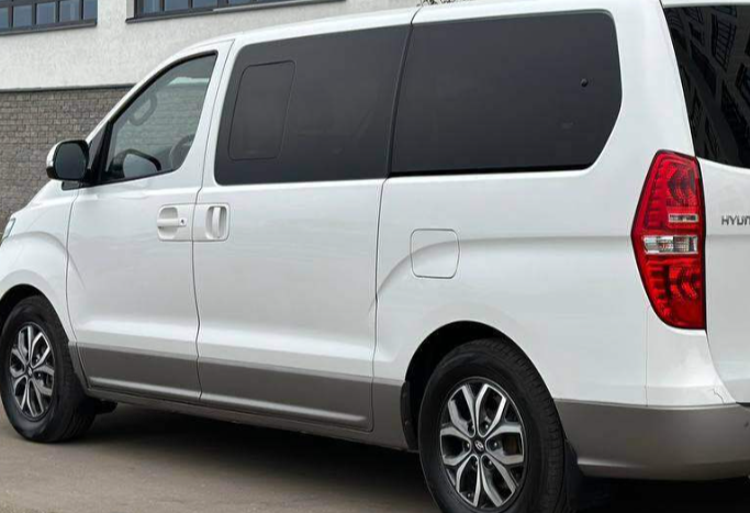 Аренда hyundai h-1 комфорт класса 2021 года в городе Москва от 7800 руб./сутки, задний привод, двигатель: дизель, объем 2.5 литров, ОСАГО (Мультидрайв), без водителя, недорого, вид 3 - RentRide