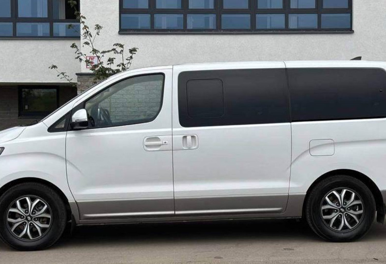 Аренда hyundai h-1 комфорт класса 2021 года в городе Москва от 7800 руб./сутки, задний привод, двигатель: дизель, объем 2.5 литров, ОСАГО (Мультидрайв), без водителя, недорого - RentRide
