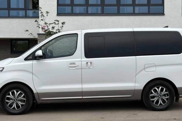 Прокат авто hyundai h-1 2021 года в городе Нижний Новгород от 7800 руб./сутки, задний привод, двигатель: дизель, объем 2.5 литров, ОСАГО (Мультидрайв), без водителя, недорого - RentRide