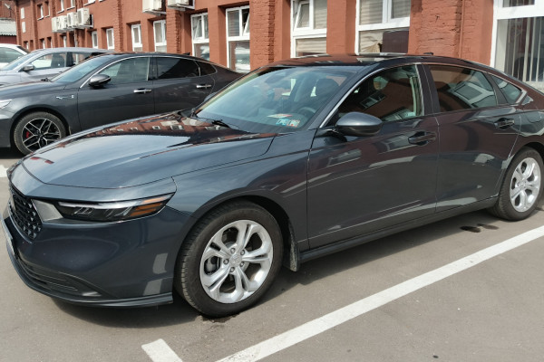 Прокат авто honda accord стандарт класса 2024 года в городе Москва Волгоградский проспект от 3600 руб./сутки, передний привод, двигатель: бензин, объем 1.5 литров, ОСАГО (Мультидрайв), без водителя, недорого - RentRide