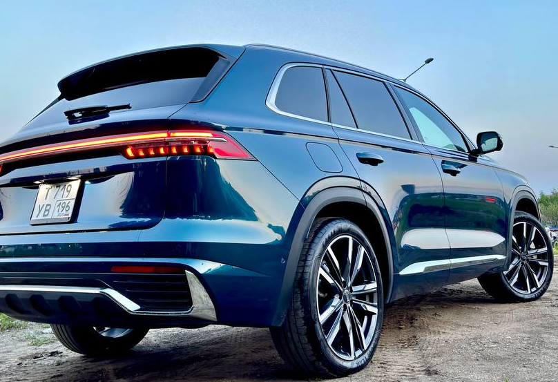 Аренда geely monjaro бизнес класса 2023 года в городе Москва от 5600 руб./сутки, полный привод, двигатель: бензин, объем 2 литра, ОСАГО (Впишу в полис), без водителя, недорого, вид 3 - RentRide