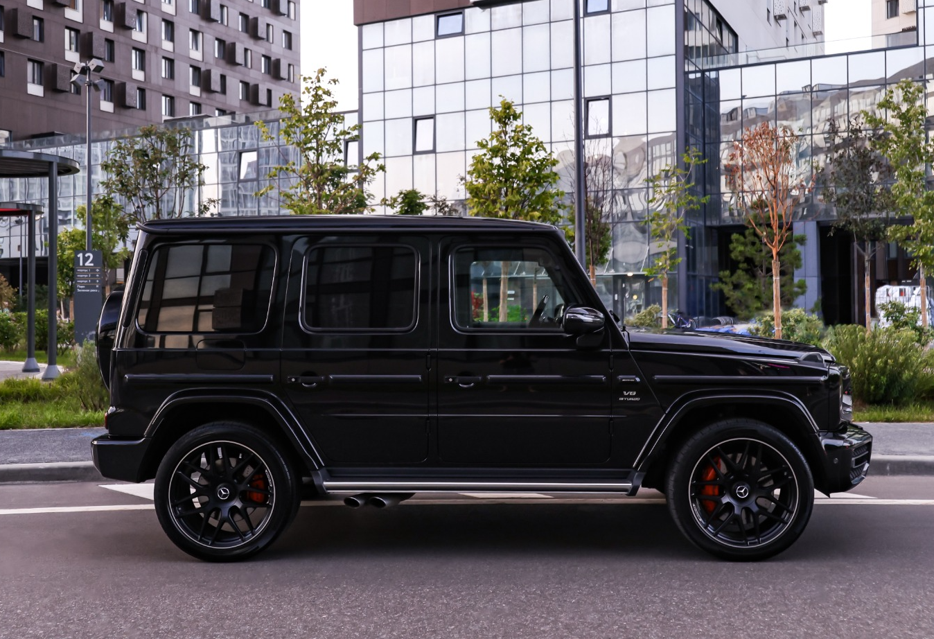 Аренда mercedes-benz g-63-amg премиум класса 2021 года в городе Москва Авиамоторная от 52000 руб./сутки, полный привод, двигатель: бензин, объем 4 литра, каско (Мультидрайв), ОСАГО (Мультидрайв), без водителя, недорого, вид 2 - RentRide