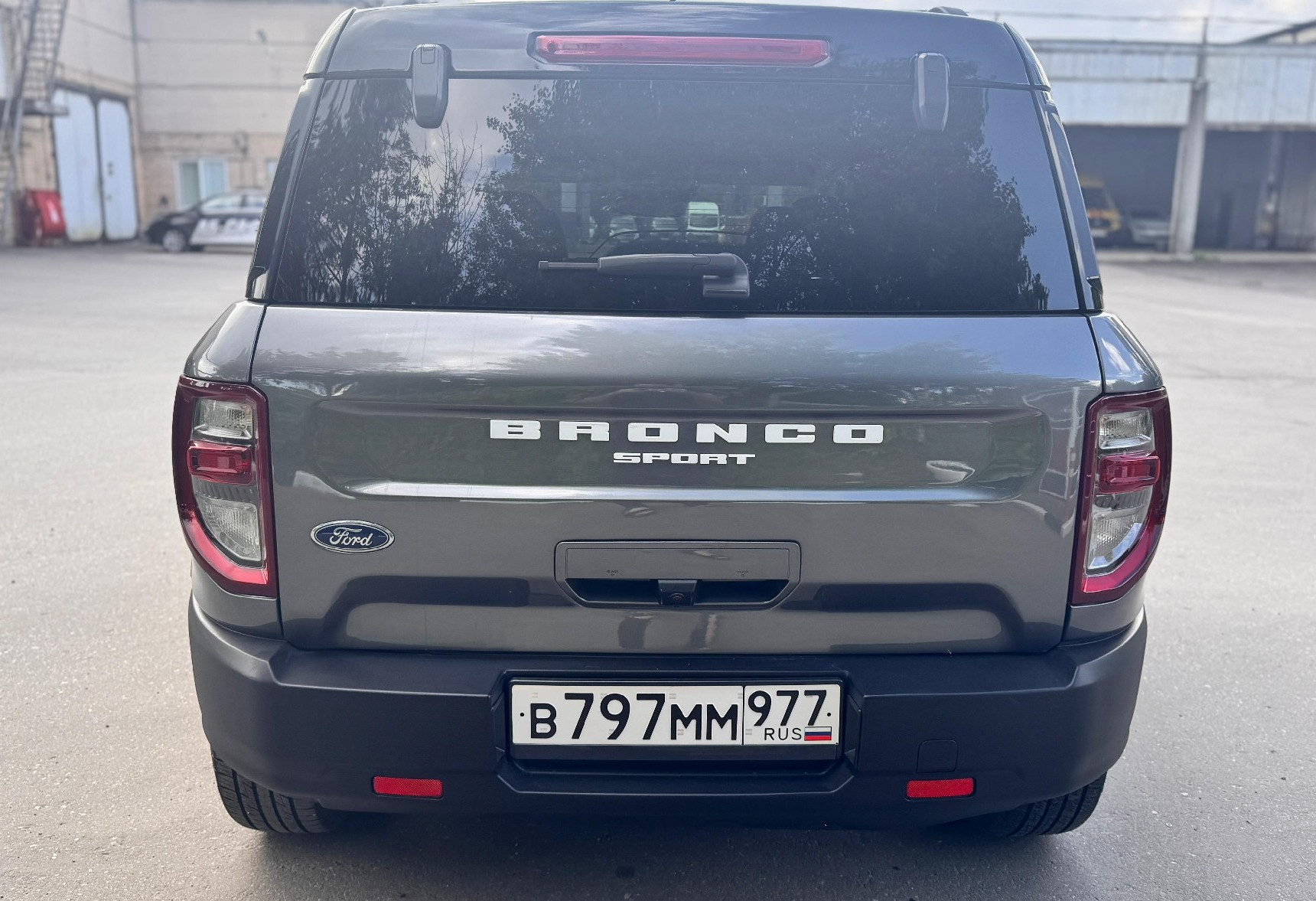 Аренда ford bronco бизнес класса 2021 года в городе Москва Нагорная от 8800 руб./сутки, полный привод, двигатель: бензин, объем 1.5 литров, ОСАГО (Мультидрайв), без водителя, недорого, вид 6 - RentRide