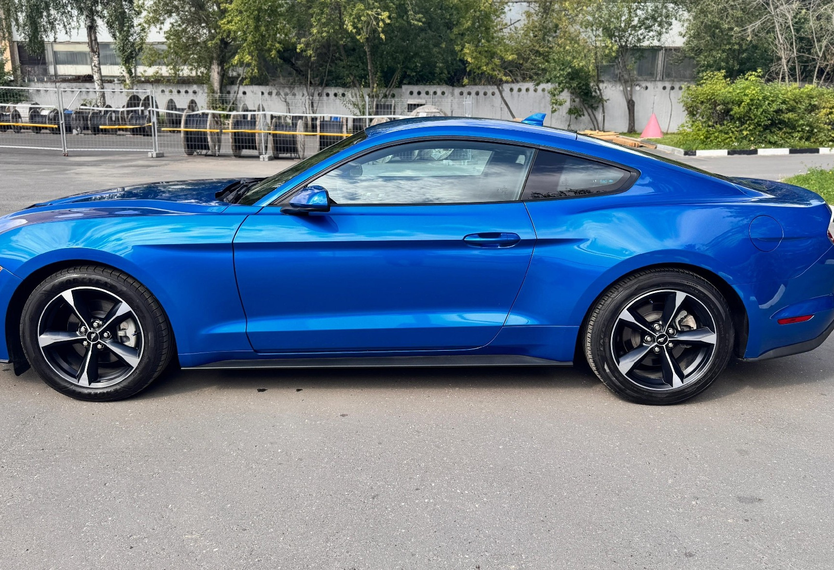 Аренда ford mustang премиум класса 2021 года в городе Москва Нагорная от 11992 руб./сутки, задний привод, двигатель: бензин, объем 2.3 литра, ОСАГО (Мультидрайв), без водителя, недорого, вид 2 - RentRide