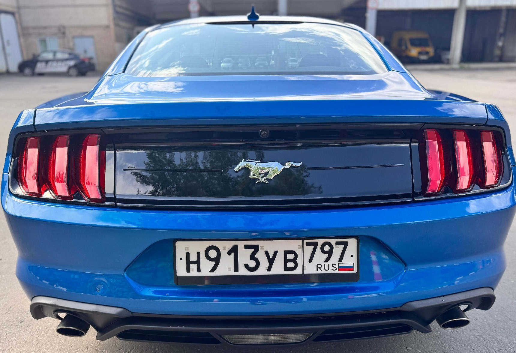 Аренда ford mustang премиум класса 2021 года в городе Москва Нагорная от 11992 руб./сутки, задний привод, двигатель: бензин, объем 2.3 литра, ОСАГО (Мультидрайв), без водителя, недорого, вид 6 - RentRide