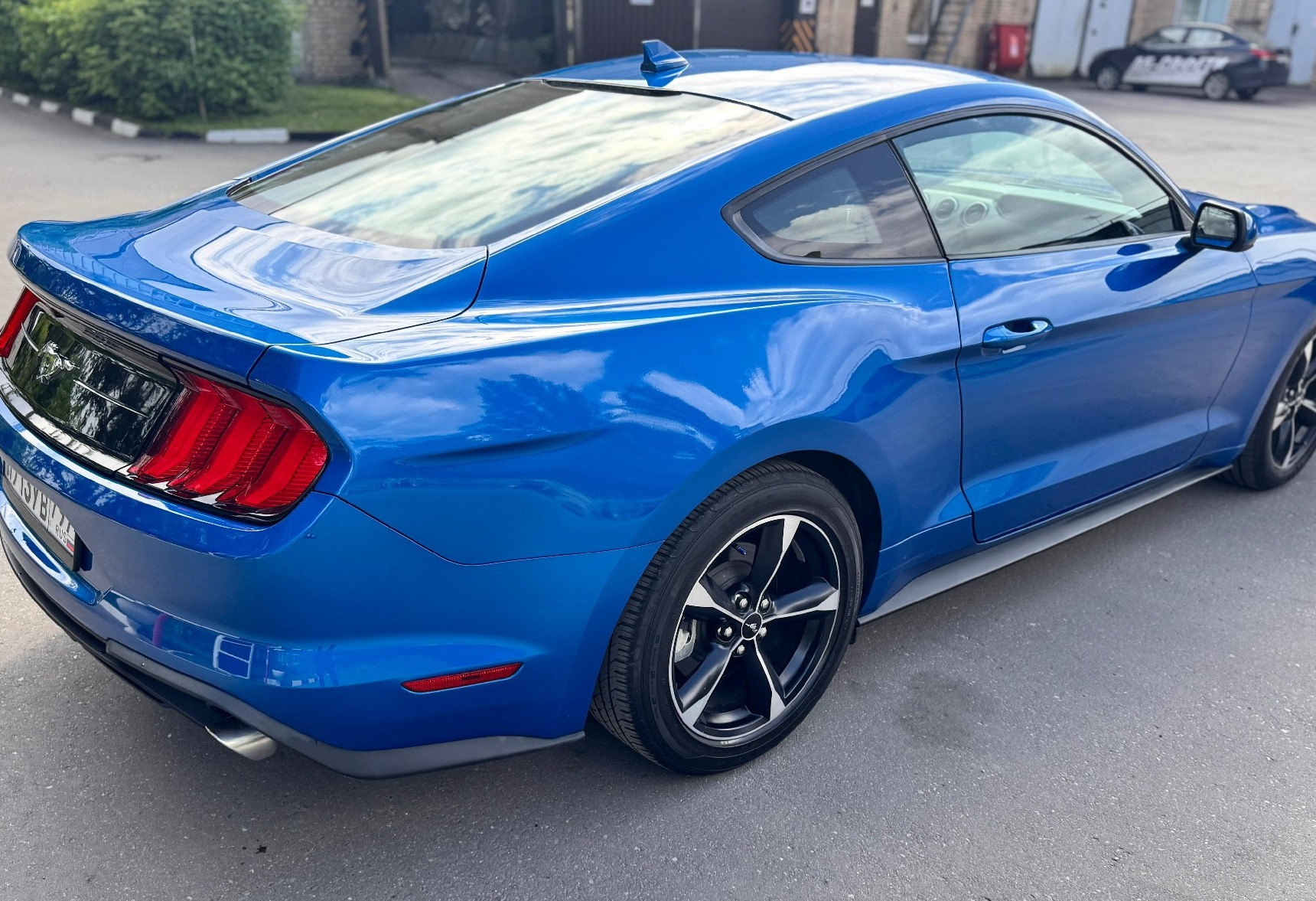 Аренда ford mustang премиум класса 2021 года в городе Москва Нагорная от 11992 руб./сутки, задний привод, двигатель: бензин, объем 2.3 литра, ОСАГО (Мультидрайв), без водителя, недорого, вид 5 - RentRide