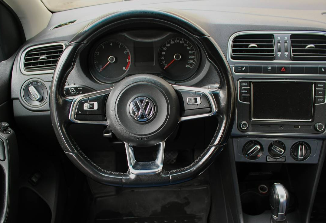 Аренда volkswagen polo эконом класса 2019 года в городе Москва Матвеевское от 2500 руб./сутки, передний привод, двигатель: бензин, объем 1.6 литров, каско (Мультидрайв), ОСАГО (Мультидрайв), без водителя, недорого, вид 3 - RentRide