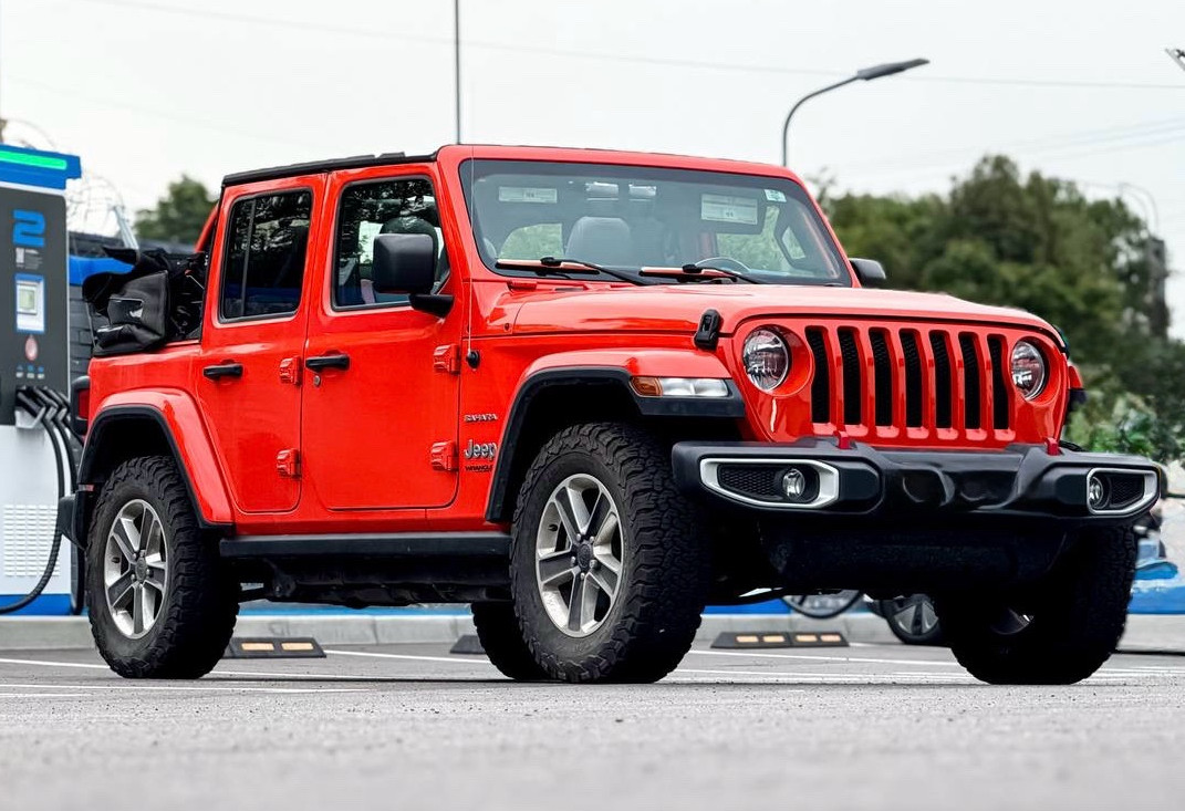 Аренда jeep wrangler премиум класса 2019 года в городе Москва от 16000 руб./сутки, полный привод, двигатель: бензин, объем 2 литра, ОСАГО (Мультидрайв), без водителя, недорого - RentRide