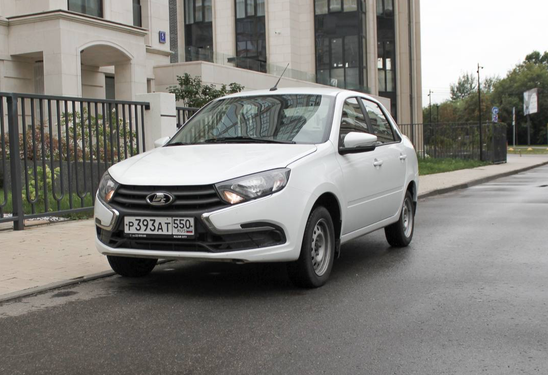 Аренда lada granta эконом класса 2024 года в городе Москва Славянский бульвар от 2000 руб./сутки, передний привод, двигатель: бензин, объем 1.6 литров, ОСАГО (Впишу в полис), без водителя, недорого - RentRide