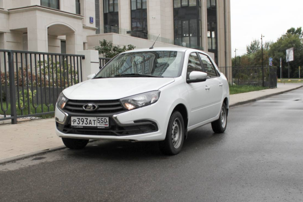 Прокат авто lada granta эконом класса 2024 года в городе Москва Славянский бульвар от 2500 руб./сутки, передний привод, двигатель: бензин, объем 1.6 литров, ОСАГО (Впишу в полис), без водителя, недорого - RentRide