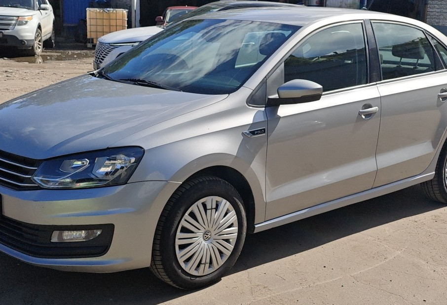 Аренда volkswagen polo эконом класса 2019 года в городе Москва Белорусская от 2240 руб./сутки, передний привод, двигатель: бензин, объем 1.6 литров, ОСАГО (Мультидрайв), без водителя, недорого - RentRide