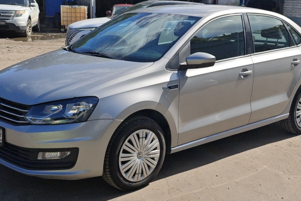 Прокат авто volkswagen polo эконом класса 2019 года в городе Москва Белорусская от 2240 руб./сутки, передний привод, двигатель: бензин, объем 1.6 литров, ОСАГО (Мультидрайв), без водителя, недорого - RentRide