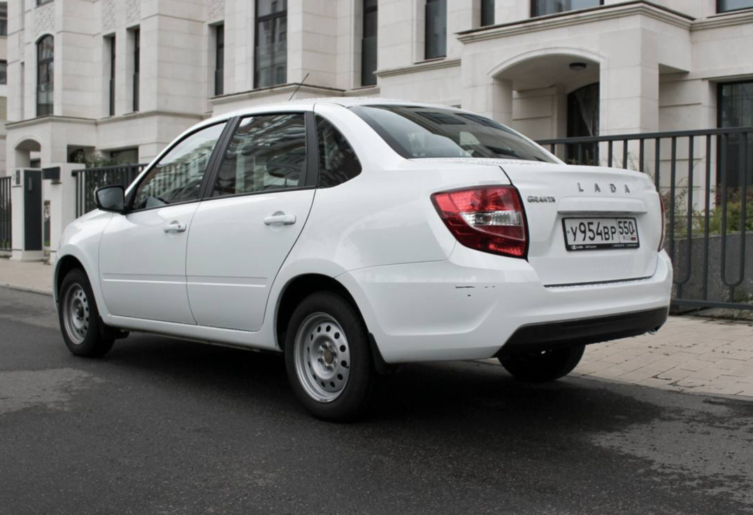 Аренда lada granta эконом класса 2024 года в городе Москва Славянский бульвар от 2400 руб./сутки, передний привод, каско (Мультидрайв), ОСАГО (Мультидрайв), без водителя, недорого, вид 3 - RentRide