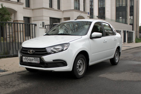 Прокат авто lada granta эконом класса 2024 года в городе Москва Славянский бульвар от 2400 руб./сутки, передний привод, каско (Мультидрайв), ОСАГО (Мультидрайв), без водителя, недорого - RentRide