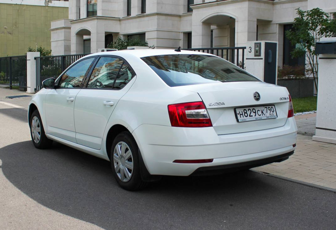 Аренда skoda octavia эконом класса 2018 года в городе Москва Славянский бульвар от 3600 руб./сутки, передний привод, двигатель: бензин, объем 1.6 литров, каско (Мультидрайв), ОСАГО (Мультидрайв), без водителя, недорого, вид 3 - RentRide