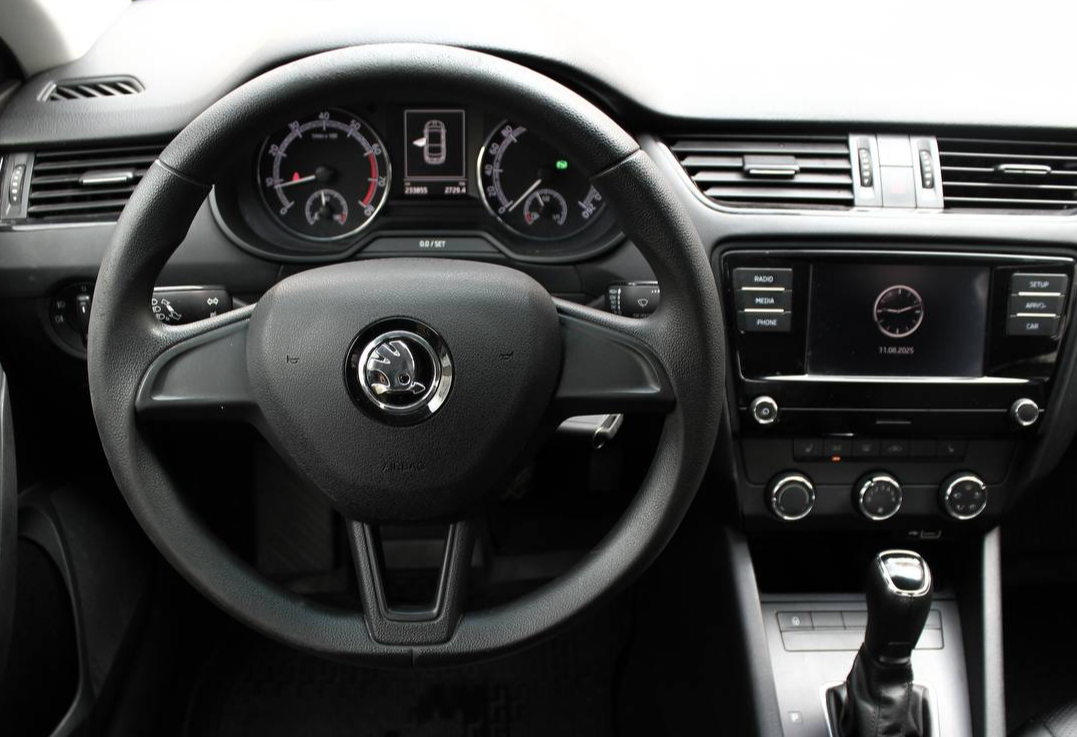 Аренда skoda octavia эконом класса 2018 года в городе Москва Славянский бульвар от 3600 руб./сутки, передний привод, двигатель: бензин, объем 1.6 литров, каско (Мультидрайв), ОСАГО (Мультидрайв), без водителя, недорого, вид 4 - RentRide