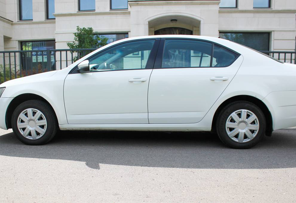 Аренда skoda octavia эконом класса 2018 года в городе Москва Славянский бульвар от 3600 руб./сутки, передний привод, двигатель: бензин, объем 1.6 литров, каско (Мультидрайв), ОСАГО (Мультидрайв), без водителя, недорого, вид 2 - RentRide
