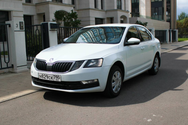 Прокат авто skoda octavia эконом класса 2018 года в городе Москва Славянский бульвар от 3600 руб./сутки, передний привод, двигатель: бензин, объем 1.6 литров, каско (Мультидрайв), ОСАГО (Мультидрайв), без водителя, недорого - RentRide