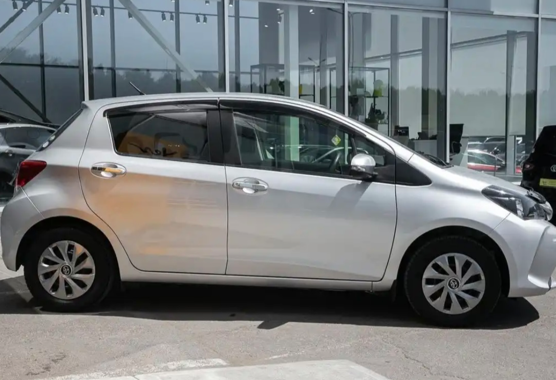 Аренда toyota vitz эконом класса 2015 года в городе Москва от 2200 руб./сутки, передний привод, двигатель: бензин, ОСАГО (Мультидрайв), без водителя, недорого - RentRide