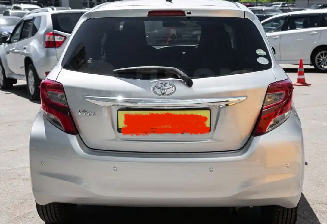 Аренда toyota vitz эконом класса 2015 года в городе Москва от 2200 руб./сутки, передний привод, двигатель: бензин, ОСАГО (Мультидрайв), без водителя, недорого, вид 3 - RentRide