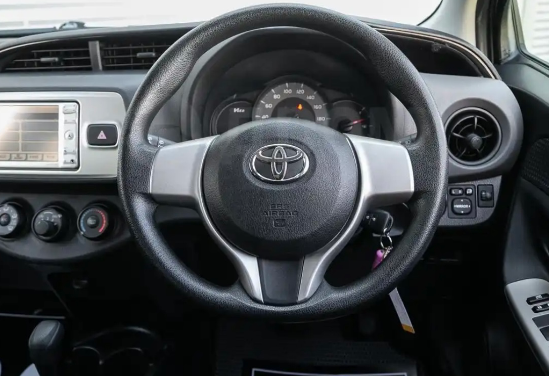 Аренда toyota vitz эконом класса 2015 года в городе Москва от 2200 руб./сутки, передний привод, двигатель: бензин, ОСАГО (Мультидрайв), без водителя, недорого, вид 7 - RentRide