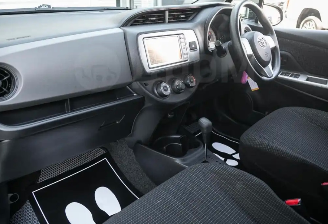 Аренда toyota vitz эконом класса 2015 года в городе Москва от 2200 руб./сутки, передний привод, двигатель: бензин, ОСАГО (Мультидрайв), без водителя, недорого, вид 6 - RentRide