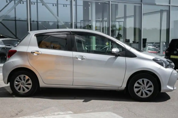 Прокат авто toyota vitz эконом класса 2015 года в городе Иркутск от 2200 руб./сутки, передний привод, двигатель: бензин, ОСАГО (Мультидрайв), без водителя, недорого - RentRide