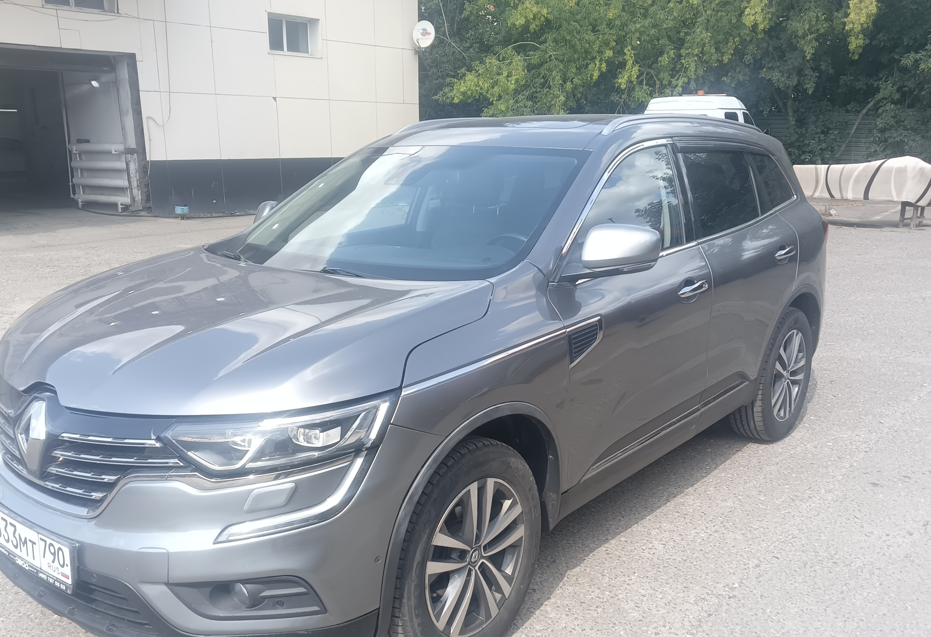 Аренда renault koleos эконом класса 2018 года в городе Москва Новые Черемушки от 2800 руб./сутки, передний привод, двигатель: бензин, объем 2.5 литров, ОСАГО (Впишу в полис), без водителя, недорого - RentRide