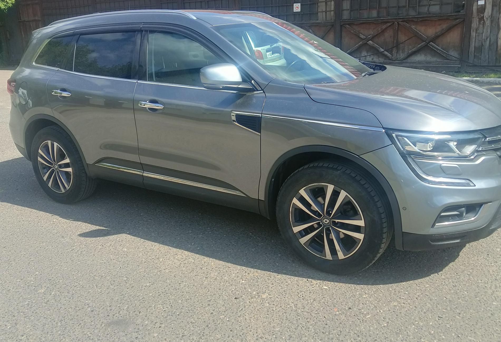 Аренда renault koleos эконом класса 2018 года в городе Москва Новые Черемушки от 2800 руб./сутки, передний привод, двигатель: бензин, объем 2.5 литров, ОСАГО (Впишу в полис), без водителя, недорого, вид 2 - RentRide