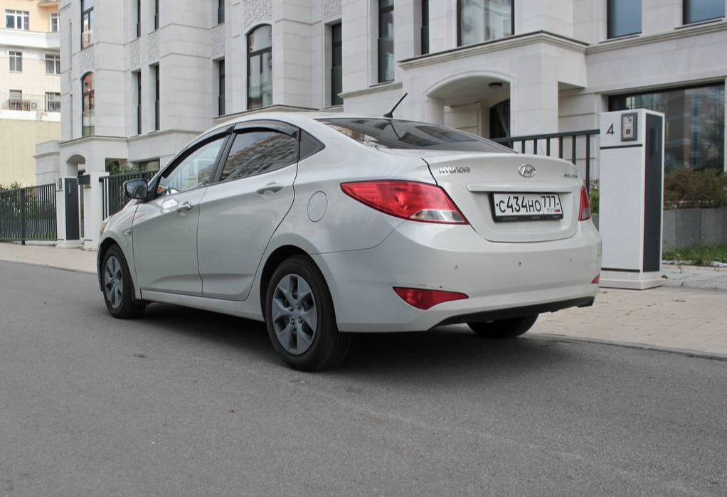 Аренда hyundai solaris эконом класса 2015 года в городе Москва Славянский бульвар от 2400 руб./сутки, передний привод, двигатель: бензин, объем 1.6 литров, каско (Мультидрайв), ОСАГО (Мультидрайв), без водителя, недорого, вид 3 - RentRide