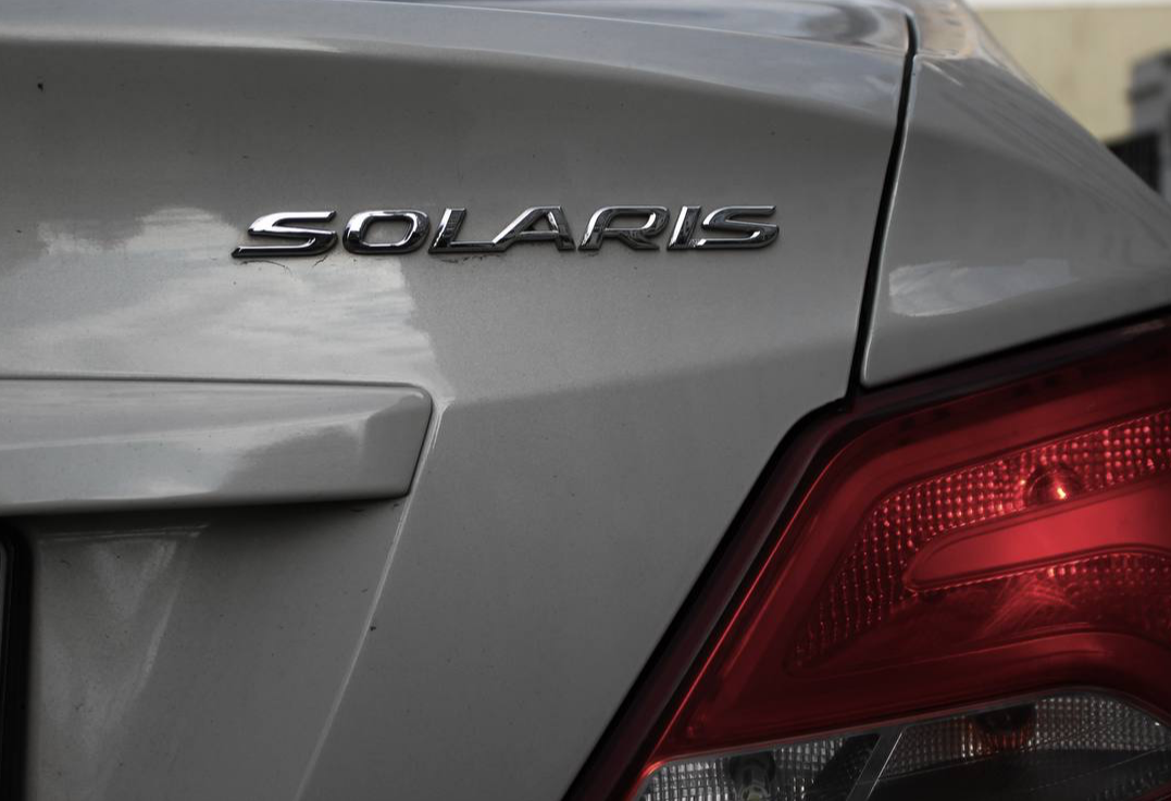 Аренда hyundai solaris эконом класса 2015 года в городе Москва Славянский бульвар от 2400 руб./сутки, передний привод, двигатель: бензин, объем 1.6 литров, каско (Мультидрайв), ОСАГО (Мультидрайв), без водителя, недорого, вид 9 - RentRide