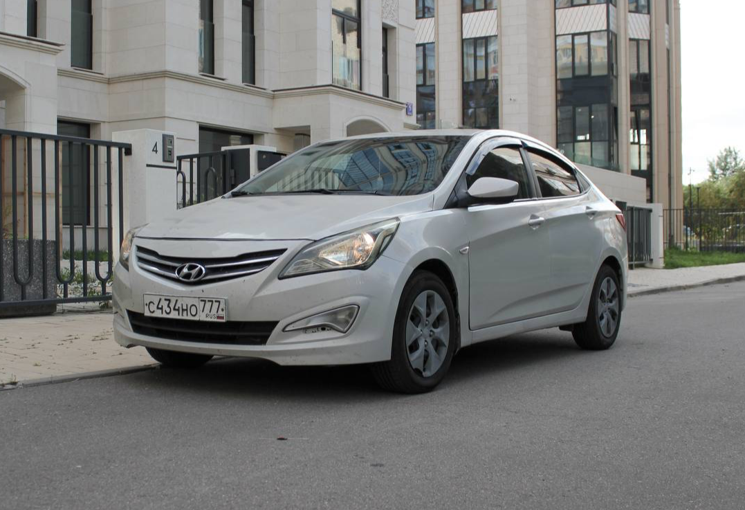 Аренда hyundai solaris эконом класса 2015 года в городе Москва Славянский бульвар от 2400 руб./сутки, передний привод, двигатель: бензин, объем 1.6 литров, каско (Мультидрайв), ОСАГО (Мультидрайв), без водителя, недорого - RentRide
