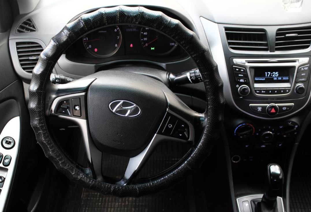 Аренда hyundai solaris эконом класса 2015 года в городе Москва Славянский бульвар от 2400 руб./сутки, передний привод, двигатель: бензин, объем 1.6 литров, каско (Мультидрайв), ОСАГО (Мультидрайв), без водителя, недорого, вид 4 - RentRide