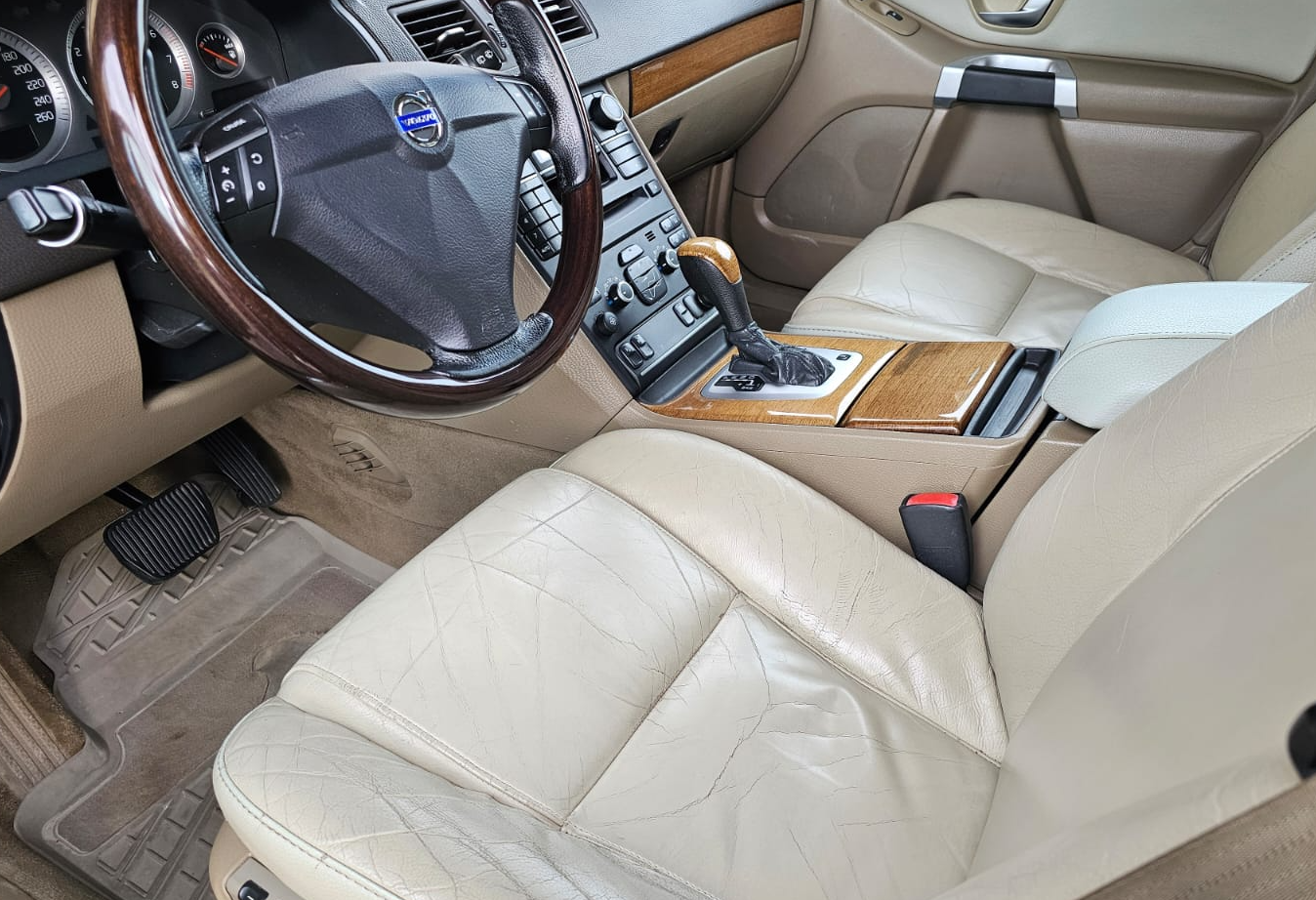 Аренда volvo xc90 комфорт класса 2006 года в городе Москва Прокшино от 4960 руб./сутки, полный привод, двигатель: бензин, объем 2.5 литров, ОСАГО (Впишу в полис), без водителя, недорого, вид 6 - RentRide