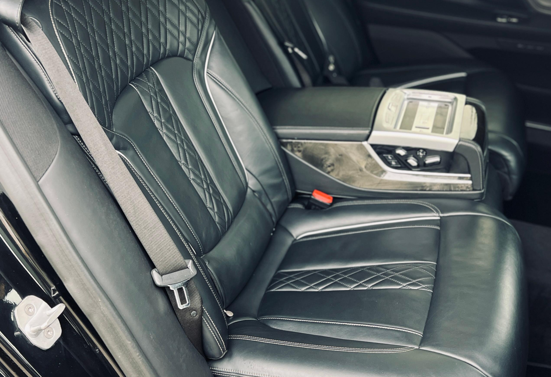 Аренда bmw 7-serii премиум класса 2018 года в городе Москва от 12000 руб./сутки, полный привод, двигатель: бензин, объем 3 литра, ОСАГО (Впишу в полис), без водителя, недорого, вид 4 - RentRide