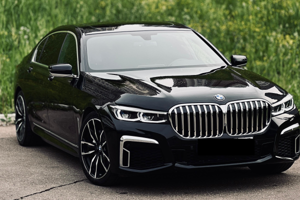Прокат авто bmw 7-serii премиум класса 2018 года в городе Москва от 12000 руб./сутки, полный привод, двигатель: бензин, объем 3 литра, ОСАГО (Впишу в полис), без водителя, недорого - RentRide