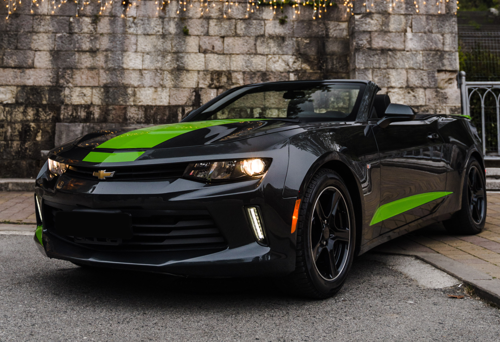 Аренда chevrolet camaro премиум класса 2017 года в городе Москва от 15200 руб./сутки, задний привод, двигатель: бензин, объем 2 литра, ОСАГО (Впишу в полис), без водителя, недорого - RentRide