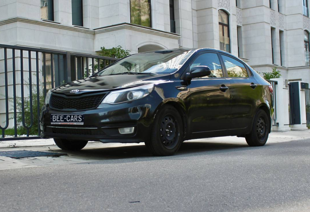 Аренда kia rio эконом класса 2017 года в городе Москва Славянский бульвар от 2160 руб./сутки, передний привод, двигатель: бензин, объем 1.4 литра, каско (Мультидрайв), ОСАГО (Мультидрайв), без водителя, недорого - RentRide